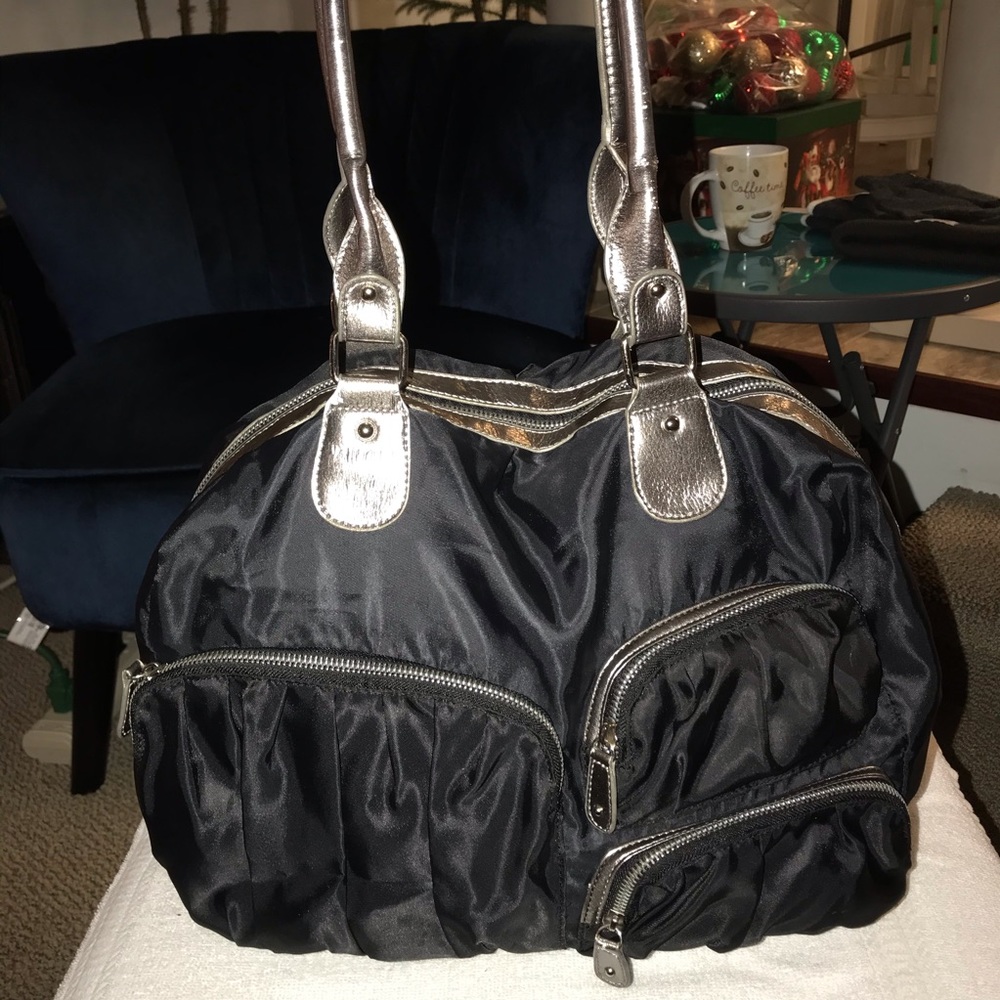 New Rock bottom price! NYLON OVERNIGHT/GYM BAG